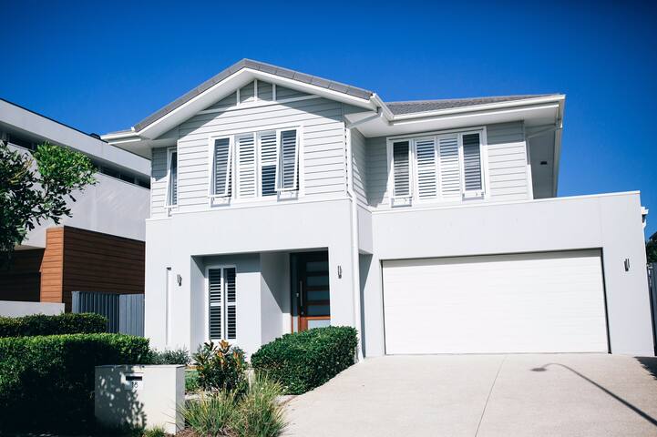 Casuarina Beachfront Hamptons House gallery image 2