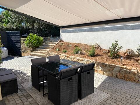 Charming T3 house terrace, garden and jacuzzi