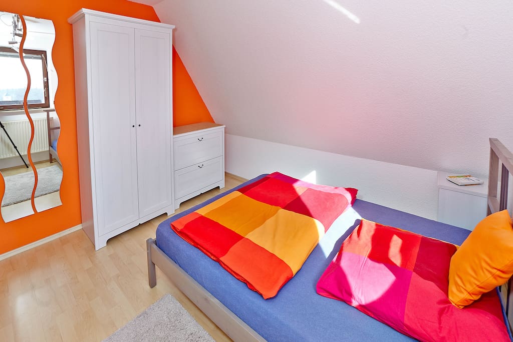 Fröhliche Farben im Zimmer