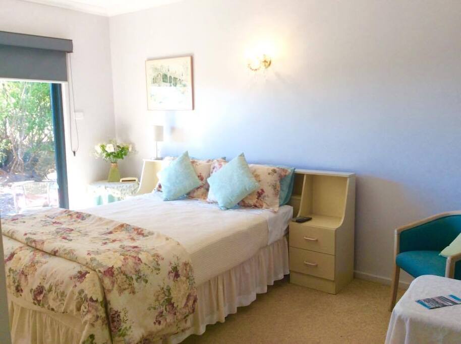 Green Queen Suite (own Ensuite)