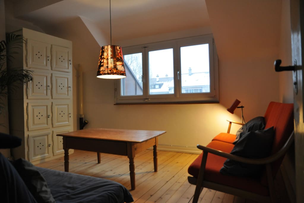 Ein Wohnzimmer mit zwei Sofas kann ebenfalls alleine benutzt werden.