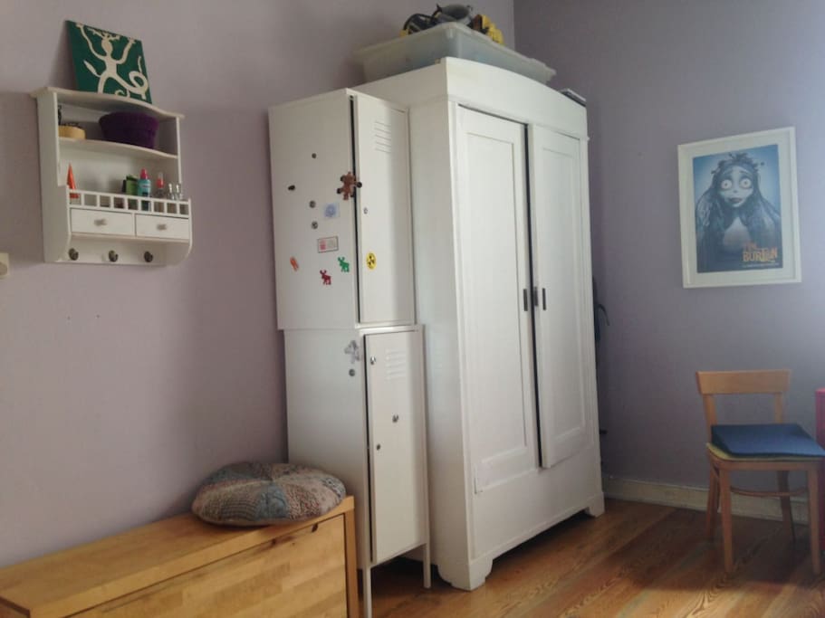 Für Eure Garderobe gibt es einen geräumigen Kleiderschrank.