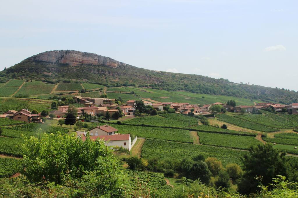 le village et la roche de Vergisson