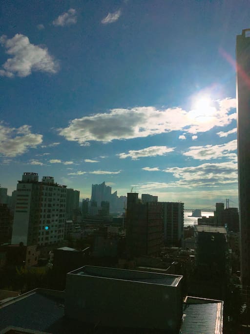 광안대교가 보이는 침실.
