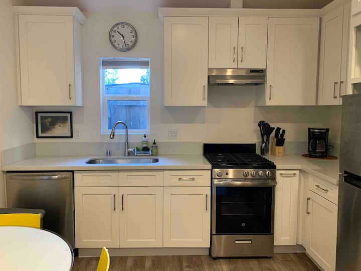 Sunny Studio Rental In Studio City - Los Angeles, CA