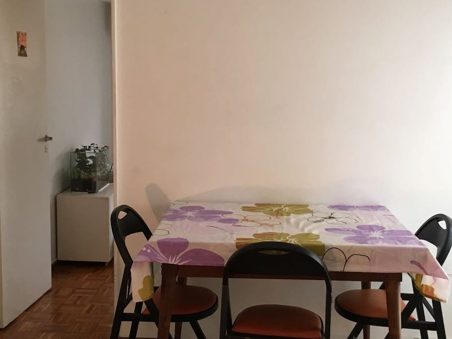 Mesa y vajilla completa para una cómoda estadía