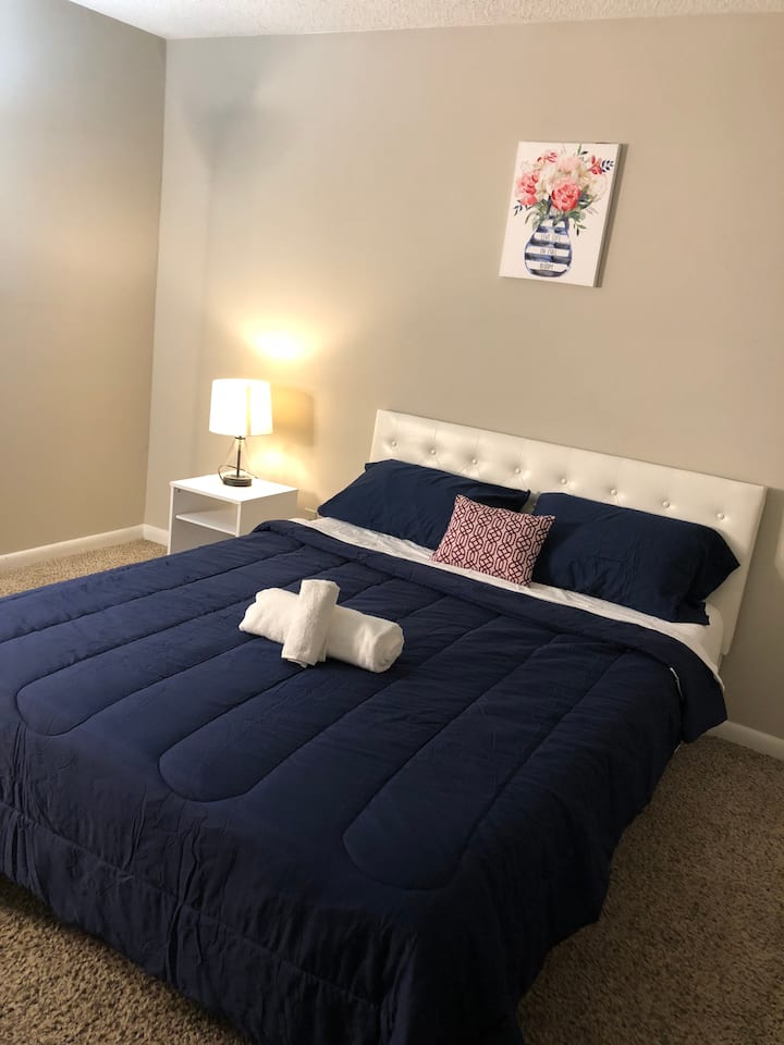 Peaceful classy private room in the heart of city Apartments for Rent