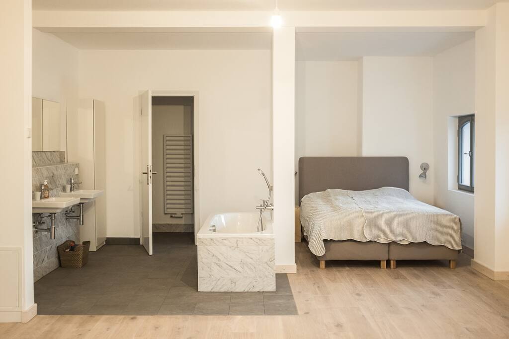 Schlafbereich und Badezimmer