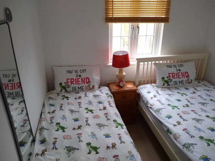 ... o un pequeño dormitorio doble para dos personas (es decir, una cama de 4 pies más una cama individual extraíble).