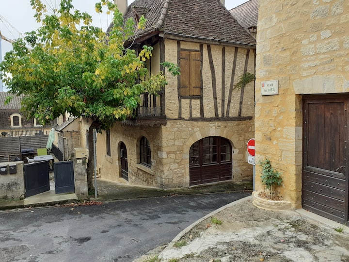 14th C Historic Medieval Town House - Castels