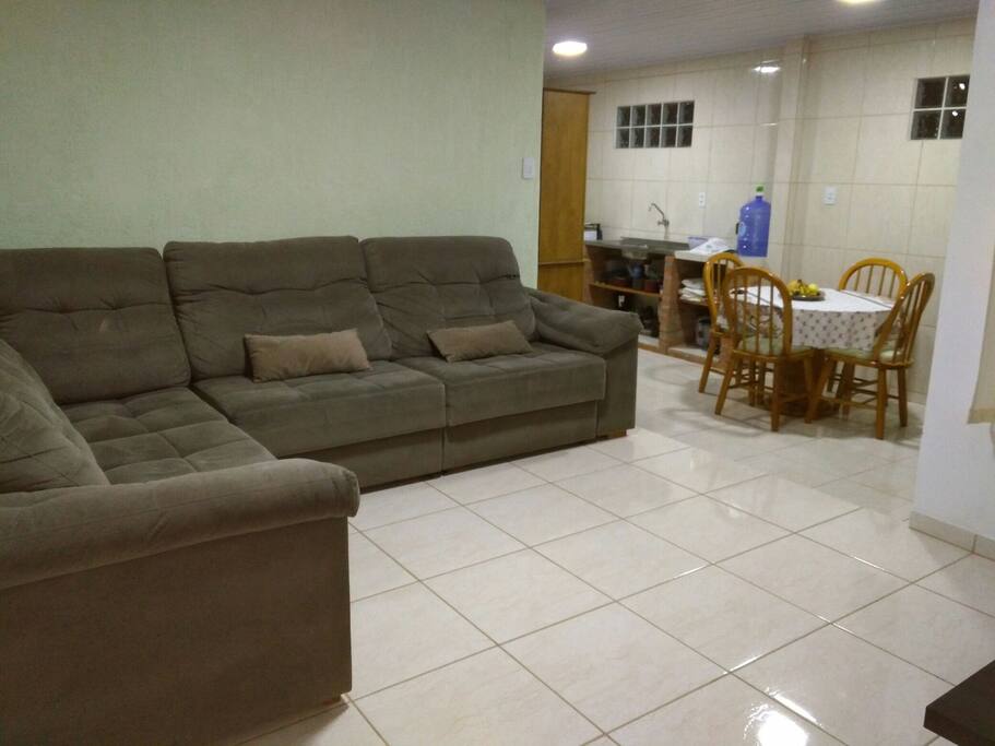 Sala conjugada, sofá fechado, excelente para assistir um bom filme.