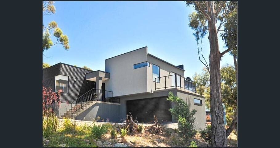 Modern executive house, stunning views over Hobart gallery image 3