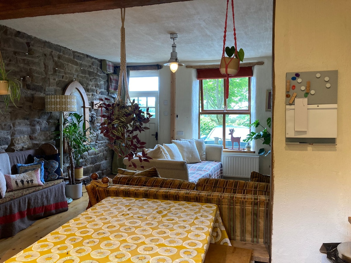 Popular Airbnb listing: Tinkers Cottage near Pennine Way. in Oldham