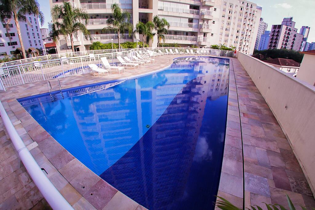 Piscina adulto e infantil, com espreguiçadeiras e ducha