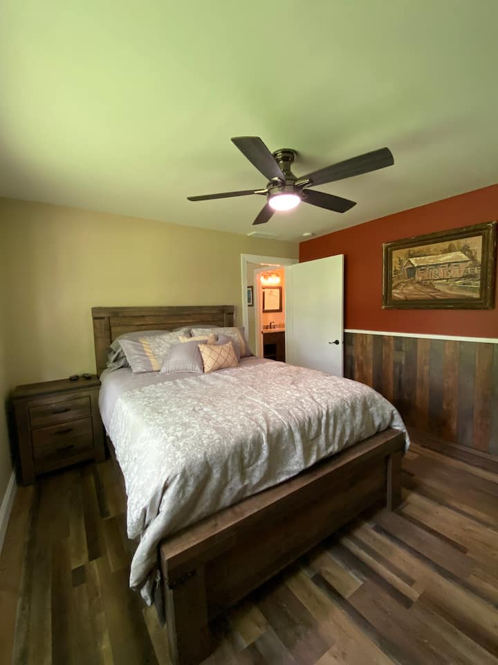 Спалня в апартамент на хълм.  От леглото се вижда покритият мост, когато щорите са вдигнати, разбира се.  