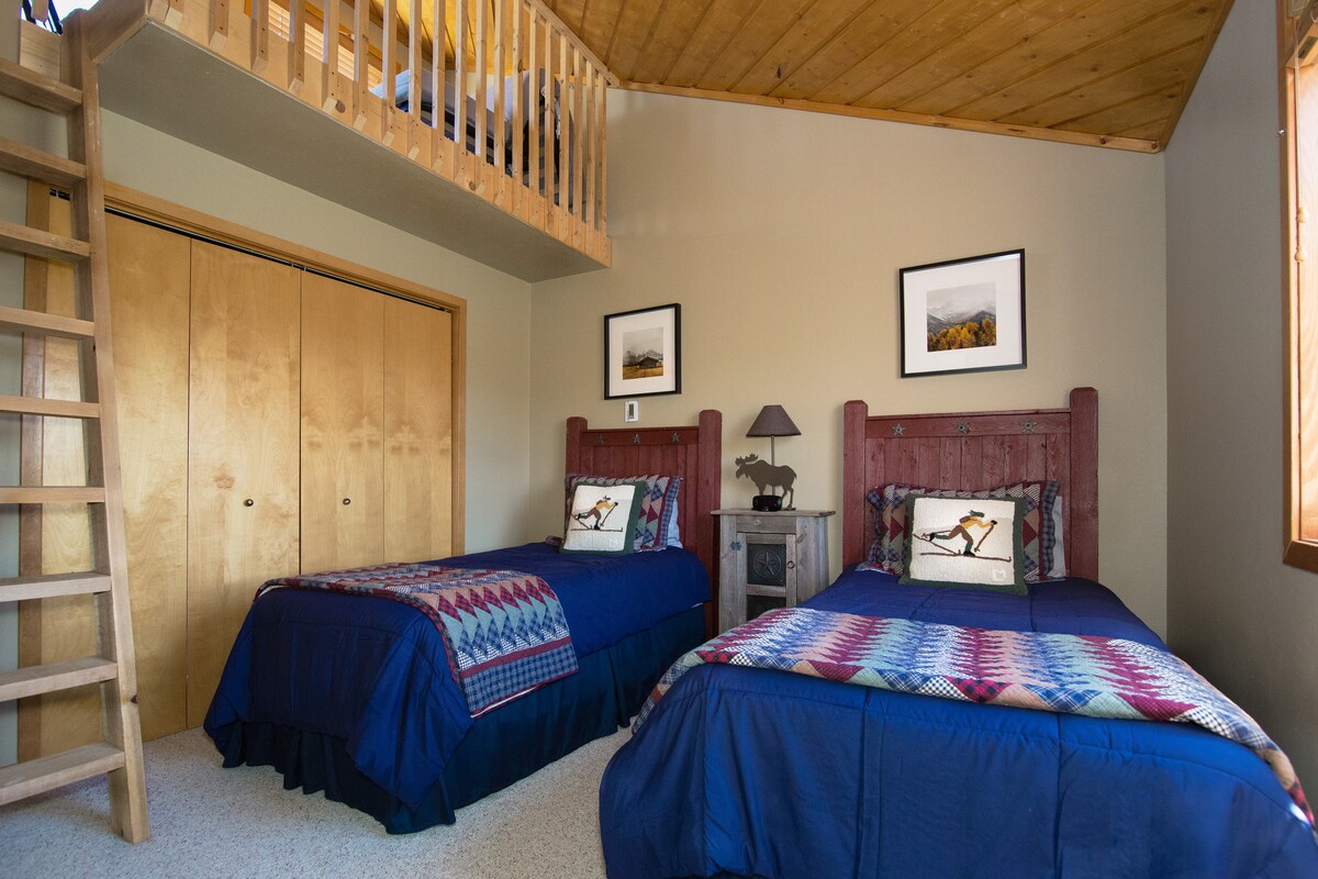 BR3:  dos camas individuales con un loft