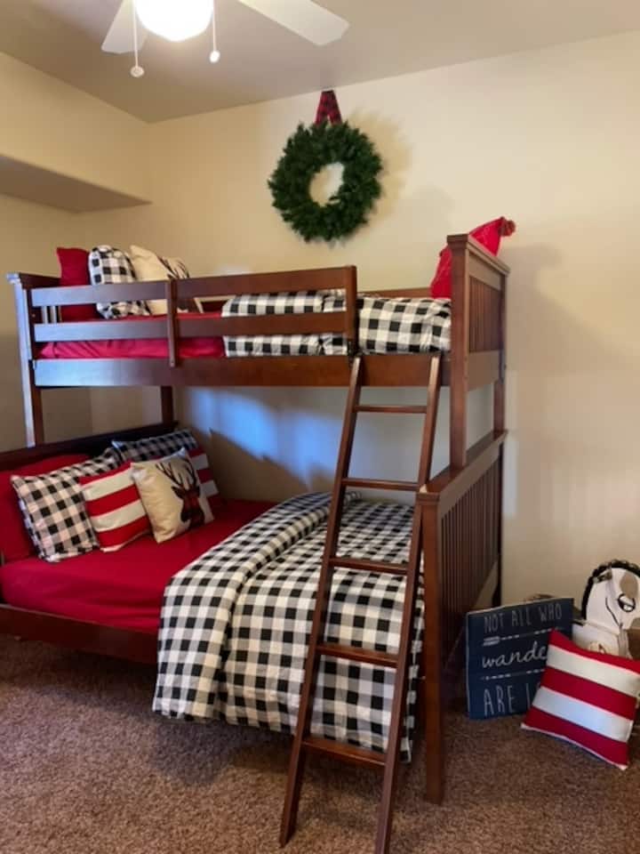 Chumba cha kulala cha watoto chini ya ghorofa (kamili na pacha)