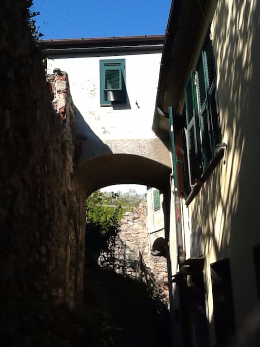 The entrance of the house is on the back of the building, facing the charming smaller carugio (back street). The room above the first arch is the bathroom and above the second one there is the kitchenette!