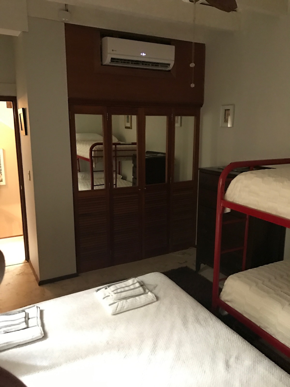 חדר שינה בקומה השנייה עם מיטת קווין סייז ומיטת קומתיים.