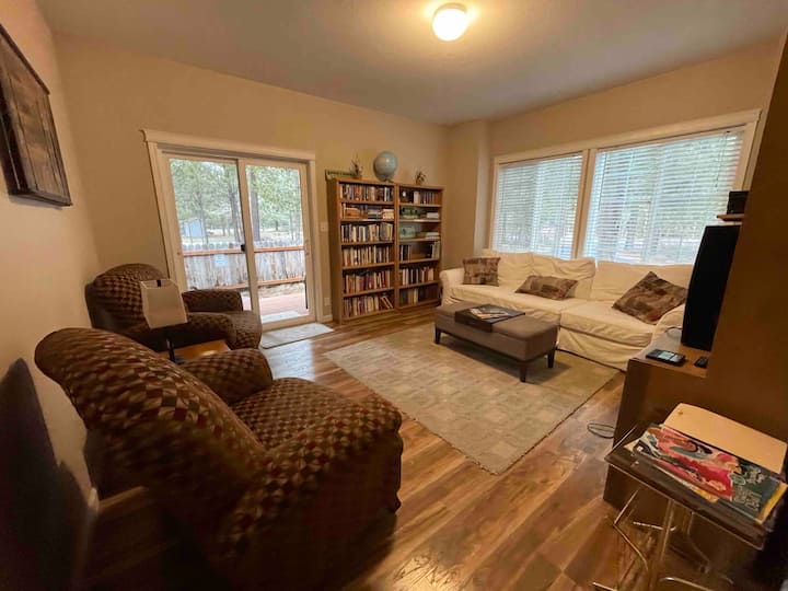 Prednji dnevni boravak s garniturom za sjedenje, TV-om od 81 cm s Rokuom, VCR-om, vintage PlayStationom i igrama, knjigama/videozapisima.  Klizna vrata na bočnu ograđenu terasu. 