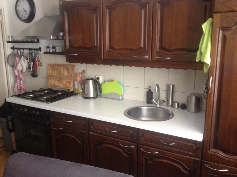 Keuken met gasfornuis, oven, koelkast en diepvries / Kitchen with oven, stove, refrigerator and freezer.