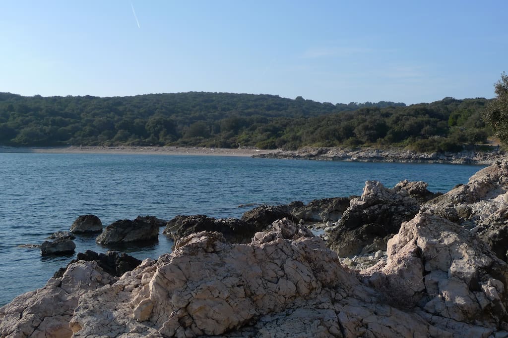 Blick zur großen Bucht, Kiesstrand, 5-10 Gehminuten