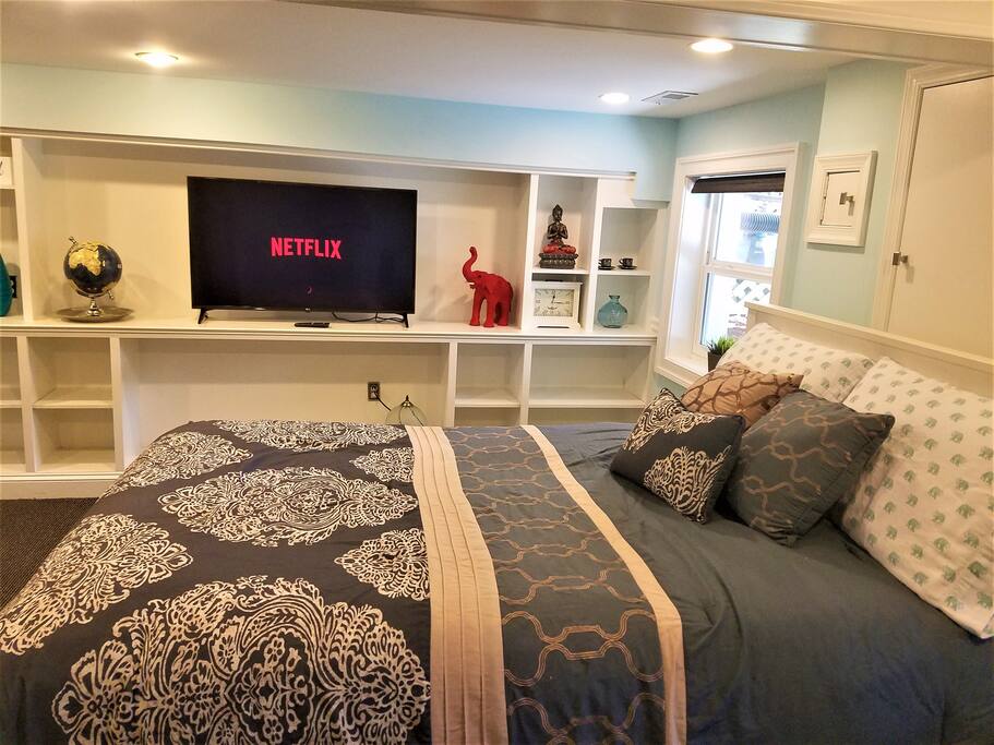 Smart TV with Netflix, Amazon Prime, Hulu, and other apps