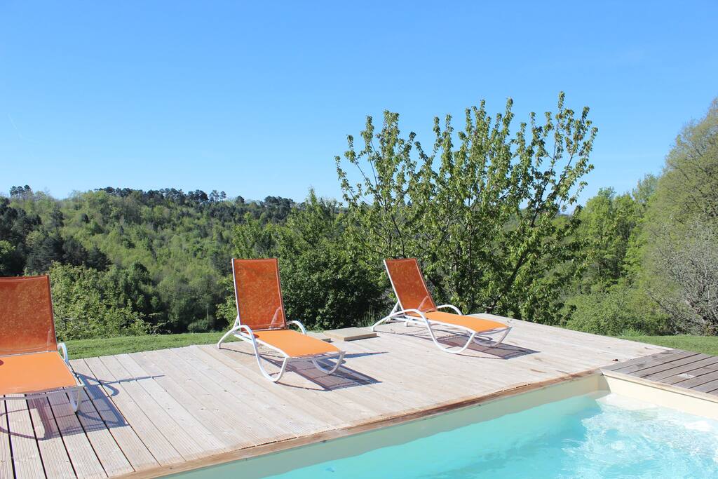 Piscine, transats et vue