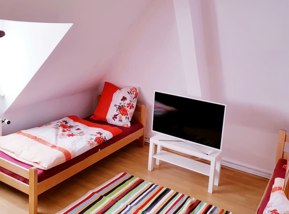 Schlafzimmer mit großem Smart-TV