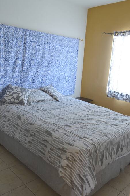 Recámara con cama tamaño queen.
