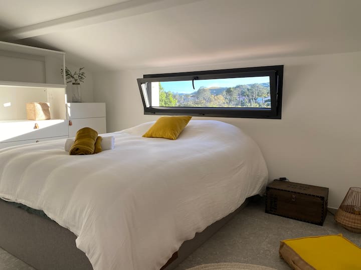 140 cm manželská posteľ s matracom, paplónom a dvoma novými vankúšmi (vybavené obliečkou na čistotu) 
Veľké množstvo úložných priestorov/skriniek a šatníka robia z tejto spálne veľmi funkčnú miestnosť pre dieťa/tínedžera alebo pár. 