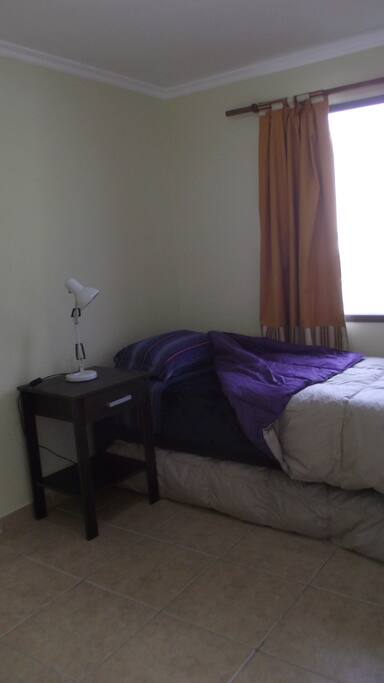 1. Dormitorio con cama marinera y placard con cajonera.-