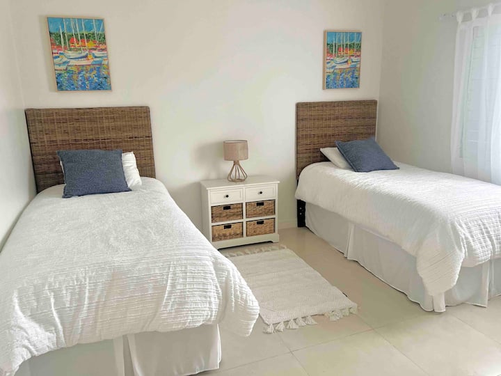 سريران مريحان إضافيان مع مكيف هواء وشاشة تعتيم. 