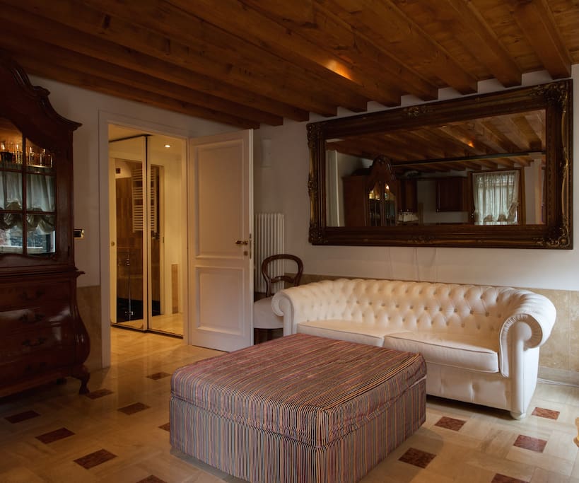 L'angolo soggiorno con il divano letto