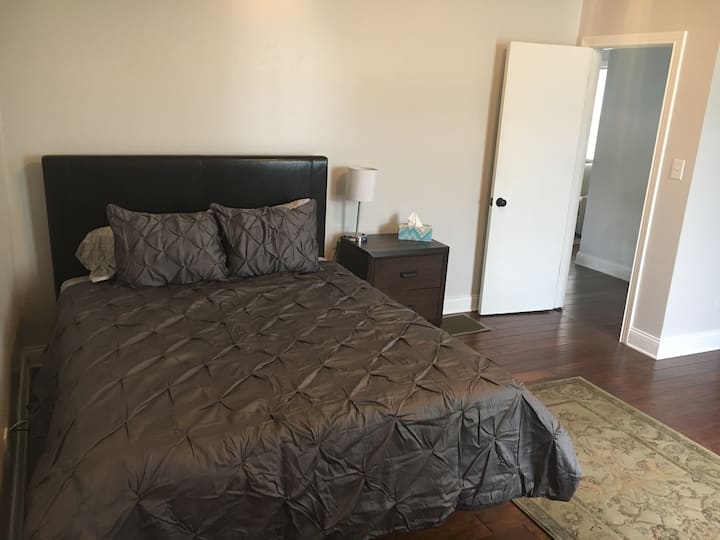 全尺寸床，配备新床上用品