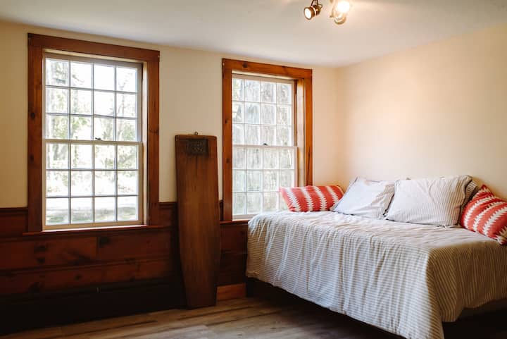 First Floor bedroom - twin bed