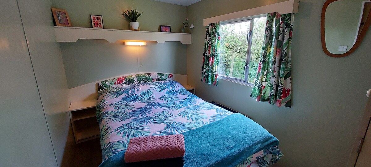 Acogedor dormitorio doble con cama matrimonial pequeña