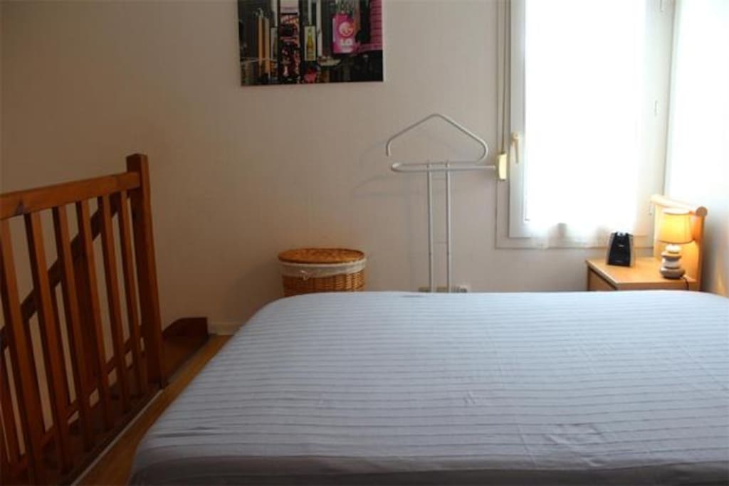 La chambre à coucher avec un lit 2 places
