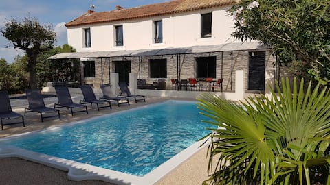 Provençal farmhouse with pool