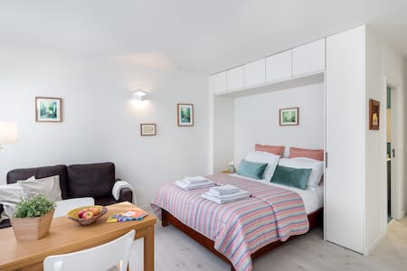 Sunny studio close to shopping and restaurants