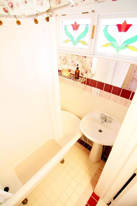 Delaware room - bathroom with tub