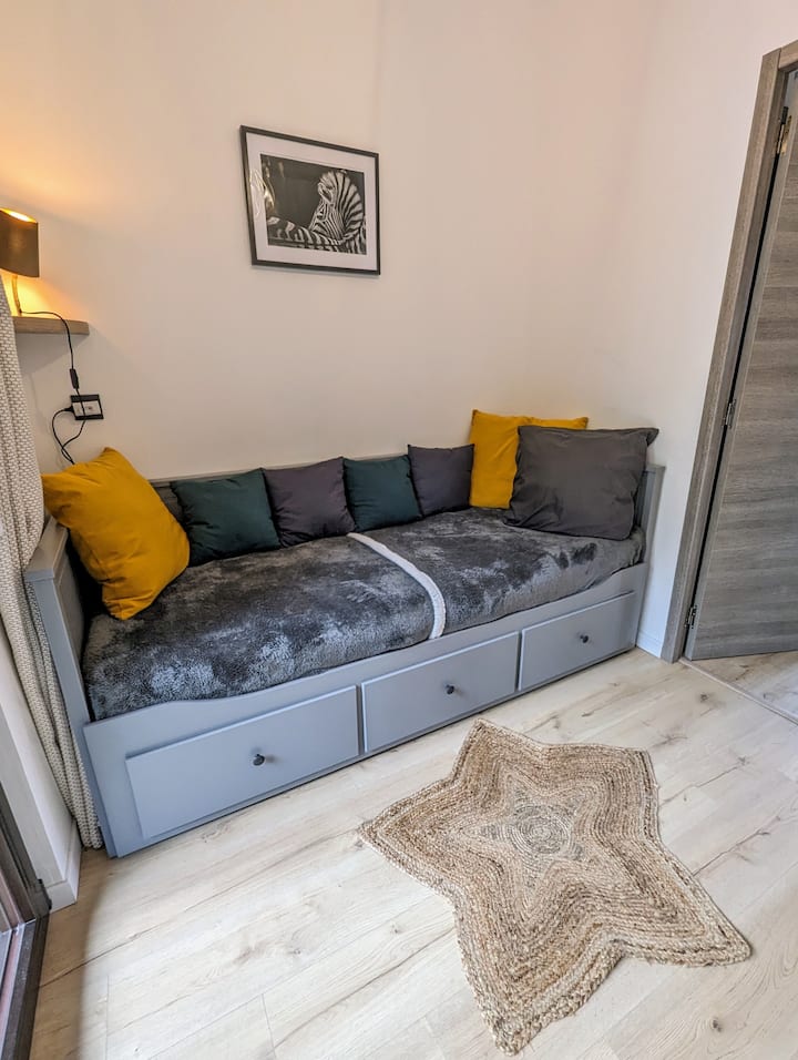 ห้องนอนเล็กและม้านั่ง Ikea ที่สามารถทำเป็นเตียงขนาด 160 x 200