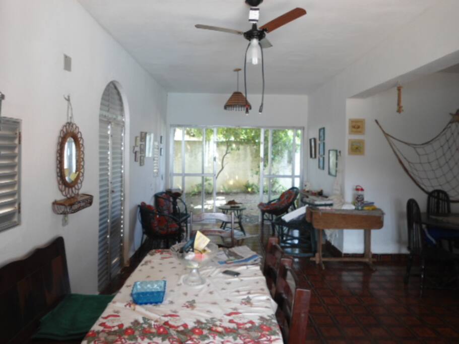 Sala de Jogos e sala de visita ao fundo