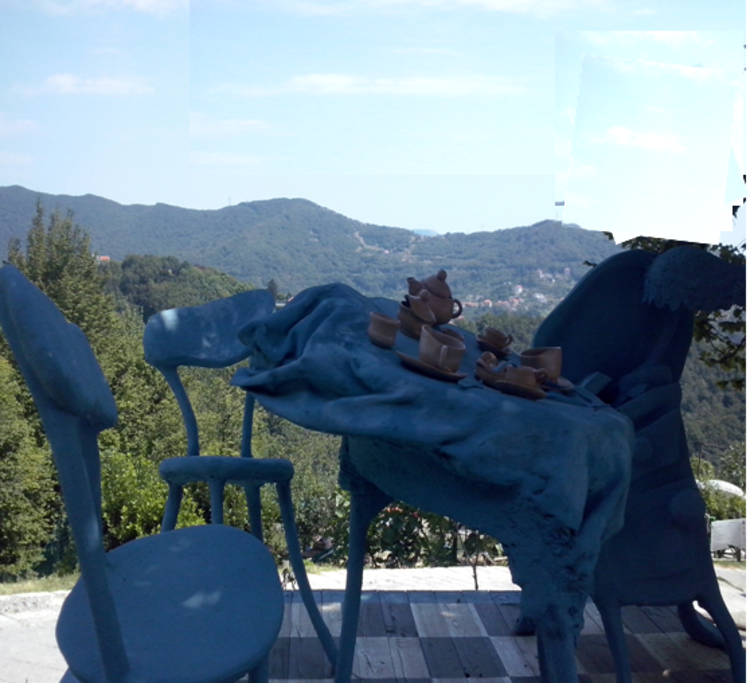 Installazione in blu e in terra