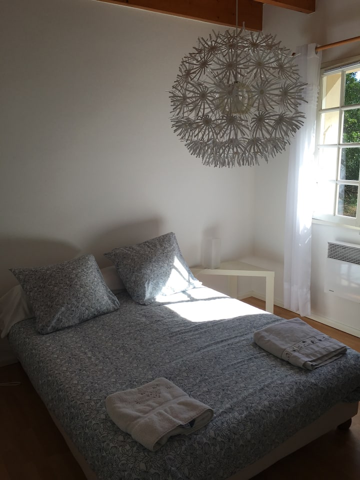 Spavaća soba 3 s krevetom u gradu 140