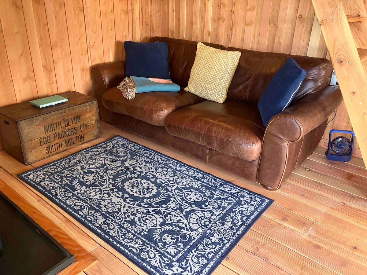 Annonce Airbnb populaire: Shepherds hut with sea views set in private meadow à Hartland