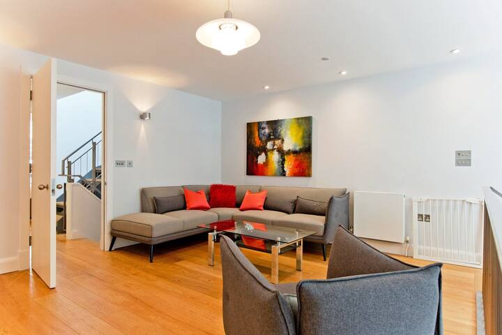 Beautiful Mews House in Marylebone gallery image 3