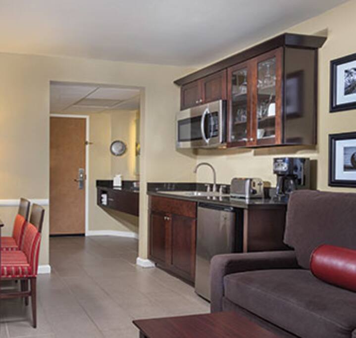 The kitchenette is a great place to prep a take-along lunch or light dinner.