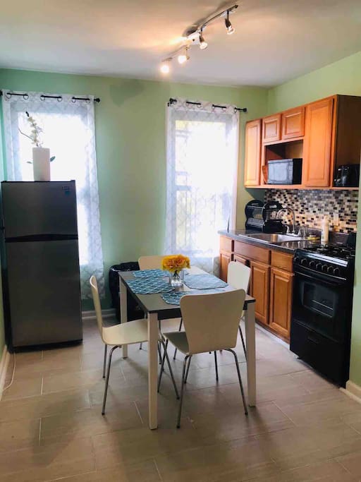 Sunny eat in fully equipped kitchen