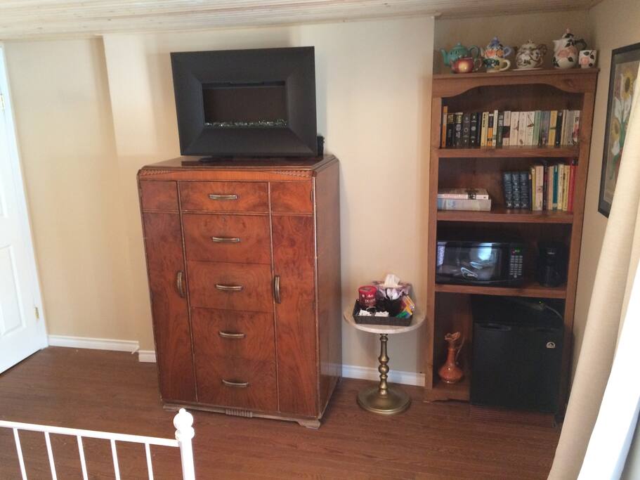 Electric fireplace, microwave, bar fridge, coffee & tea